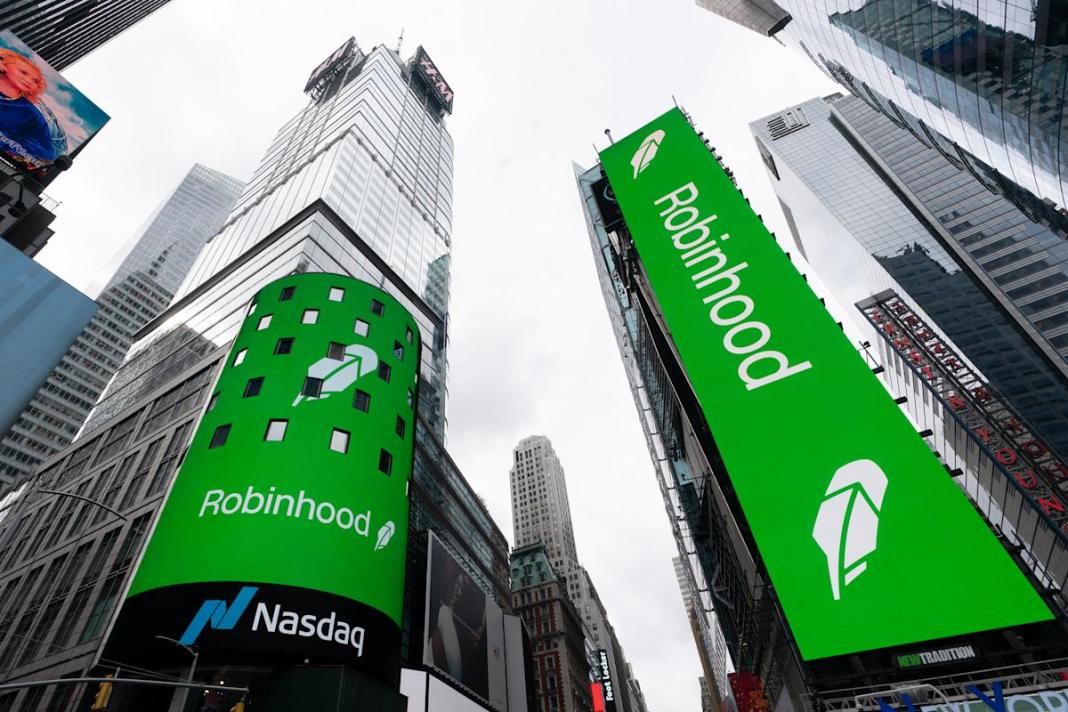 SEC issues new legal threat to Robinhood amid ongoing crypto crackdown SEC issues new legal threat to Robinhood amid ongoing crypto crackdown
