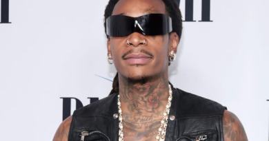 Wiz Khalifa Clowned For Claiming Earth Is Flat Despite New Album Cover Featuring Globe Wiz Khalifa Clowned For Claiming Earth Is Flat Despite New Album Cover Featuring Globe