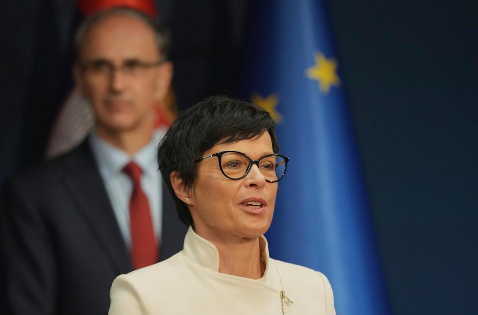 EU enlargement commissioner urges Serbia to push forward reform, says protesting citizens want same EU enlargement commissioner urges Serbia to push forward reform, says protesting citizens want same