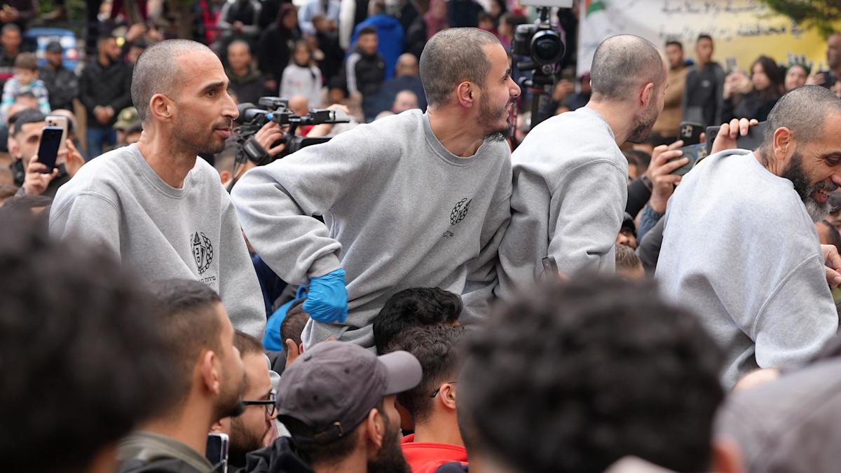 200 Palestinian prisoners released to jubilant scenes in West Bank 200 Palestinian prisoners released to jubilant scenes in West Bank
