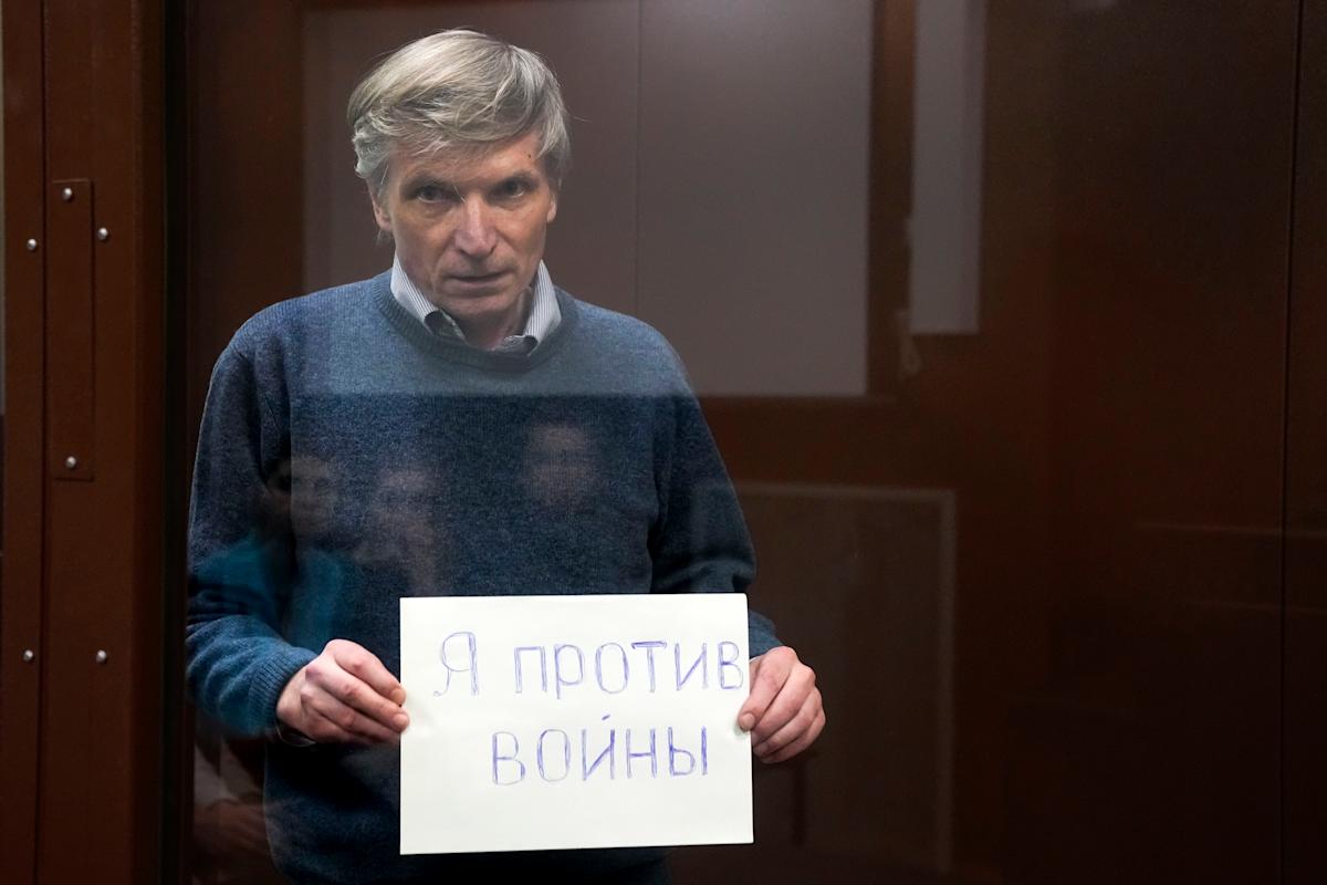 Imprisoned Kremlin critic stands a second trial for opposing Ukraine war Imprisoned Kremlin critic stands a second trial for opposing Ukraine war