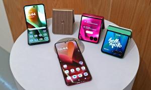 Motorola has mysteriously delayed its new Razr phones, but only for some carriers Motorola has mysteriously delayed its new Razr phones, but only for some carriers