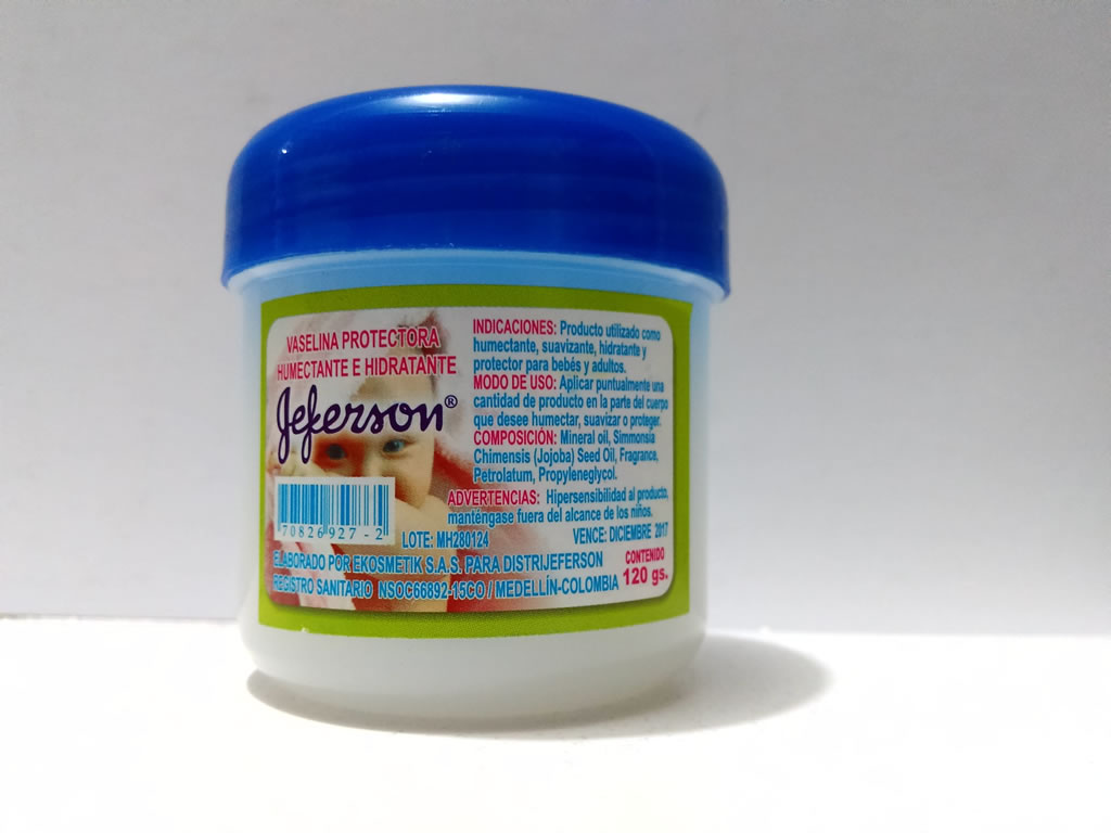 Vaselina protectora humecta y suaviza la piel Vaselina protectora humecta y suaviza la piel