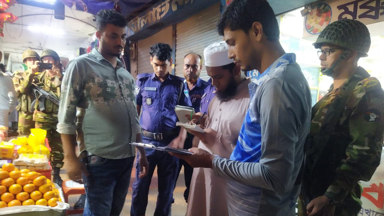 ফুটপাত থেকে সরেনি মালামাল, ফল বিক্রেতার ৫০ হাজার টাকা জরিমানা – Barta24 ফুটপাত থেকে সরেনি মালামাল, ফল বিক্রেতার ৫০ হাজার টাকা জরিমানা – Barta24
