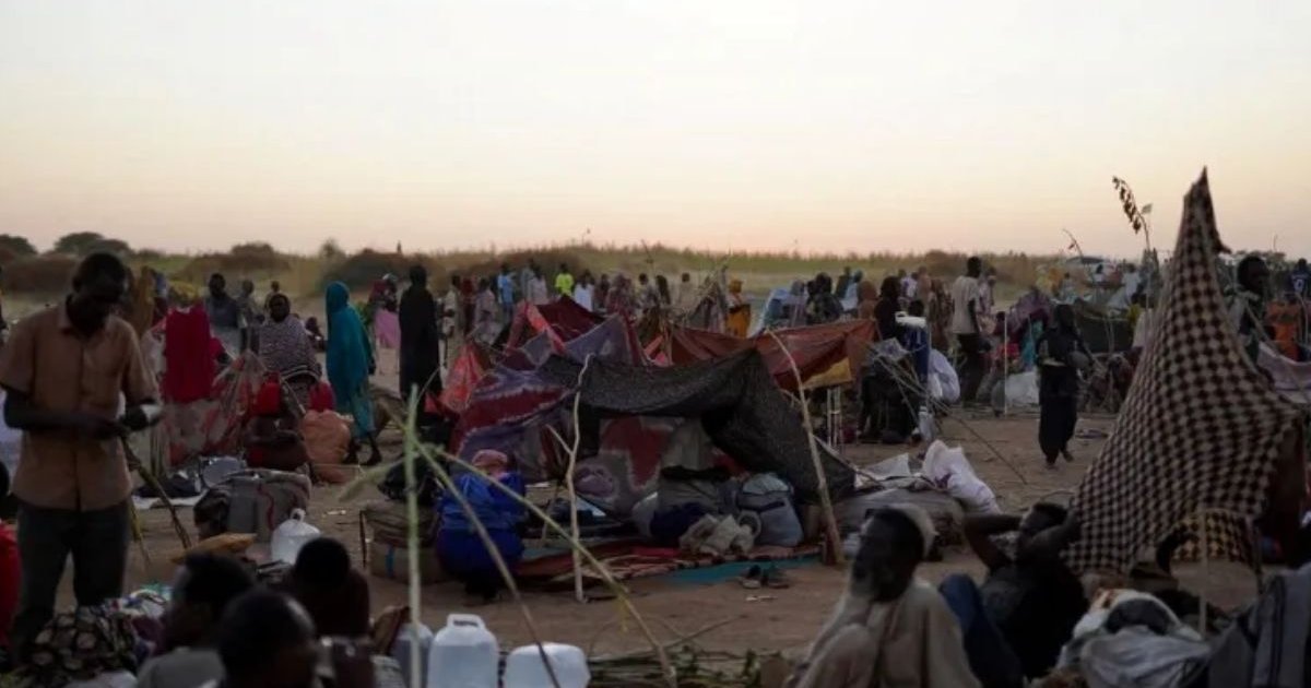রাস্তাজুড়ে লাশ, পালিয়ে বাঁচছে মানুষ রাস্তাজুড়ে লাশ, পালিয়ে বাঁচছে মানুষ