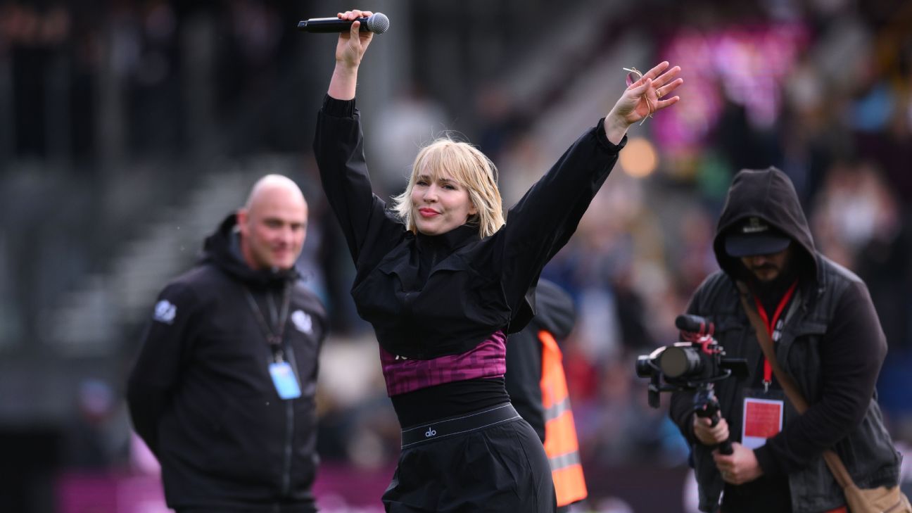 Promoted Burnley sing ‘Unwritten’ with Bedingfield Promoted Burnley sing ‘Unwritten’ with Bedingfield