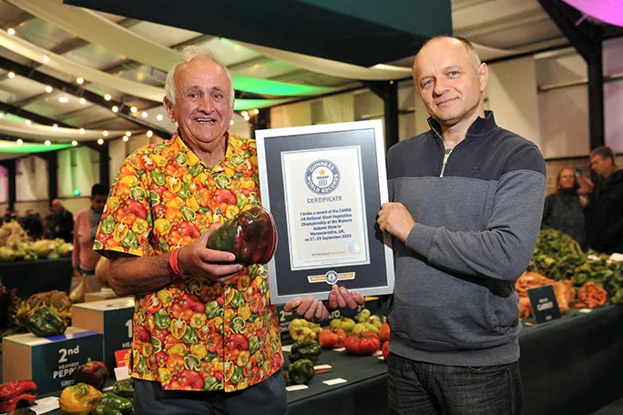 Man Sets Record By Growing World’s Heaviest Bell Pepper Weighing Almost 1 Kilo Man Sets Record By Growing World’s Heaviest Bell Pepper Weighing Almost 1 Kilo