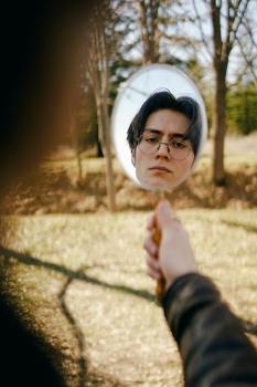 나다움이란 무엇인가: 페르소나와 본연의 자아 사이에서 진정한 나를 찾기 나다움이란 무엇인가: 페르소나와 본연의 자아 사이에서 진정한 나를 찾기