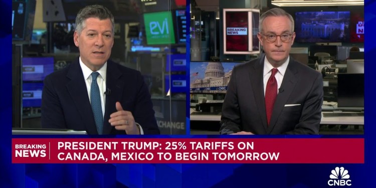 Trump confirms that the 25% tariffs on Canada and Mexico will begin tomorrow Trump confirms that the 25% tariffs on Canada and Mexico will begin tomorrow