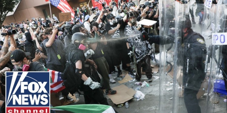 Anti-ICE agitator disrupts Dems’s town hall: ‘HOW F—— DARE YOU!’ Anti-ICE agitator disrupts Dems’s town hall: ‘HOW F—— DARE YOU!’