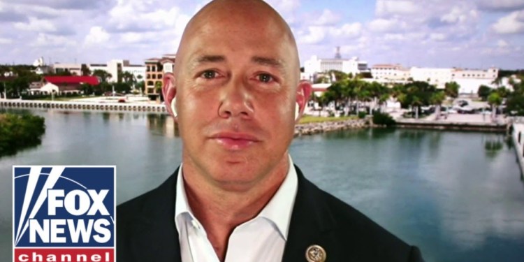 Military vet sends powerful message to flag-burning pro-Hamas protesters Military vet sends powerful message to flag-burning pro-Hamas protesters