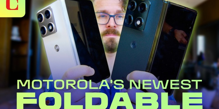 I Tried the Motorola Razr Fold and Was Amazed It’s a 1st-Gen Foldable | All Things Mobile I Tried the Motorola Razr Fold and Was Amazed It’s a 1st-Gen Foldable | All Things Mobile