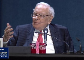 Warren Buffett reassures shareholders Berkshire won’t do ‘stupid’ things with their money Warren Buffett reassures shareholders Berkshire won’t do ‘stupid’ things with their money