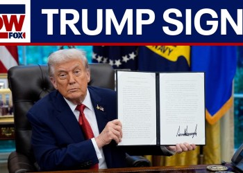Trump signs executive order to pay TSA agents Trump signs executive order to pay TSA agents