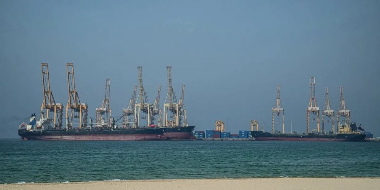 Iran Declares Strait of Hormuz ‘Completely Open,’ Oil Plunges on the News Iran Declares Strait of Hormuz ‘Completely Open,’ Oil Plunges on the News