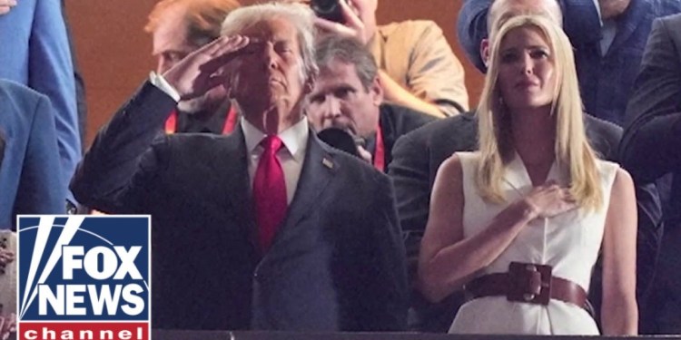 Crowd ERUPTS as Trump becomes first sitting president to attend Super Bowl Crowd ERUPTS as Trump becomes first sitting president to attend Super Bowl