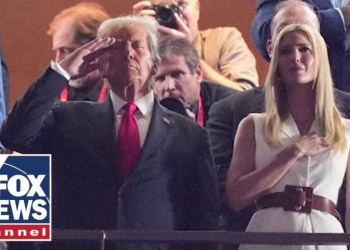 Crowd ERUPTS as Trump becomes first sitting president to attend Super Bowl Crowd ERUPTS as Trump becomes first sitting president to attend Super Bowl