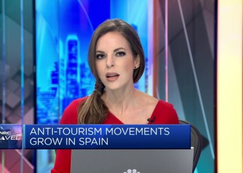 Barcelona residents call for ‘tourism degrowth’ to combat overtourism Barcelona residents call for ‘tourism degrowth’ to combat overtourism