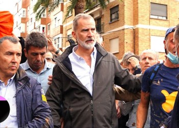 Spain’s King Felipe Surrounded by Angry Crowds in Flooded Town Spain’s King Felipe Surrounded by Angry Crowds in Flooded Town