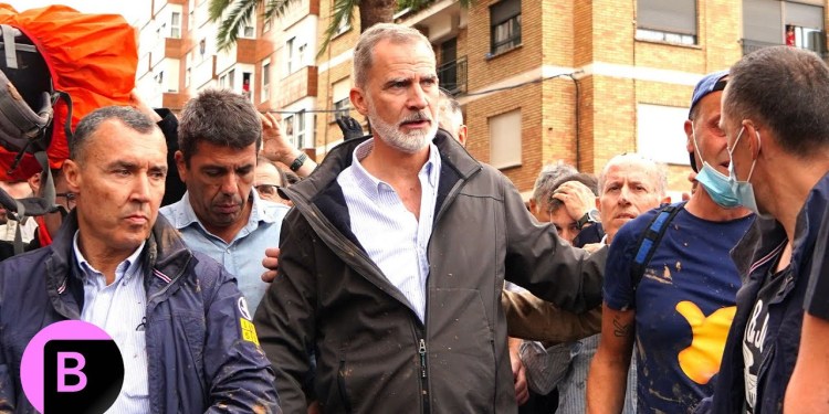 Spain’s King Felipe Surrounded by Angry Crowds in Flooded Town Spain’s King Felipe Surrounded by Angry Crowds in Flooded Town