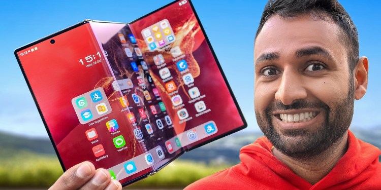 The TRIPLE FOLDING phone has a Problem. The TRIPLE FOLDING phone has a Problem.