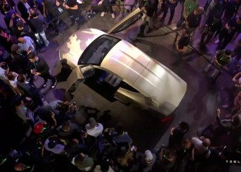 Tesla CEO Elon Musk: The robotaxi has no plug, it just goes over the inductive charger and charges Tesla CEO Elon Musk: The robotaxi has no plug, it just goes over the inductive charger and charges