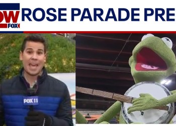 Volunteers decorate Rose Parade floats in Pasadena Volunteers decorate Rose Parade floats in Pasadena