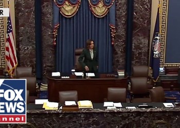 Did Kamala Harris flub the Pledge of Allegiance? Did Kamala Harris flub the Pledge of Allegiance?