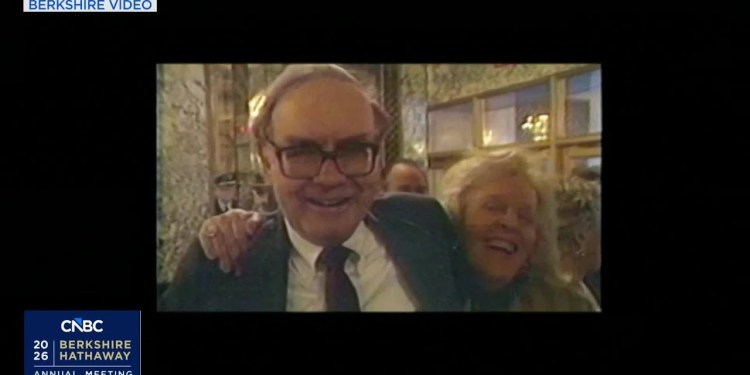 Berkshire’s annual meeting kicks off with an homage to Buffett Berkshire’s annual meeting kicks off with an homage to Buffett