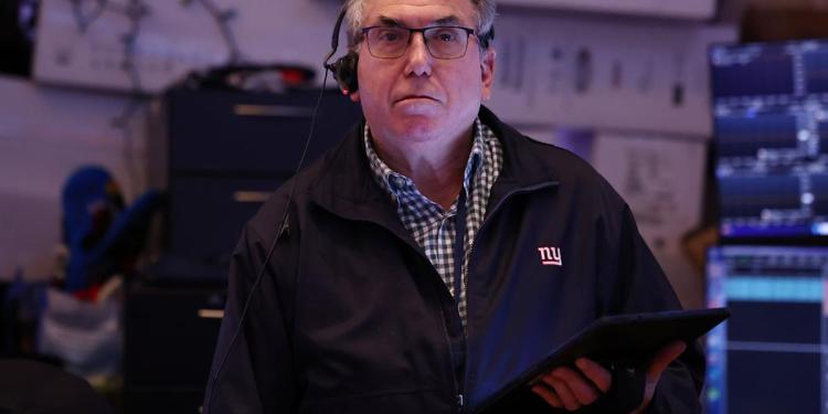 rewrite this title and make it good for SEOStock market today: Nasdaq futures slide, S&P 500 backs off from record as techs lose steam rewrite this title and make it good for SEOStock market today: Nasdaq futures slide, S&P 500 backs off from record as techs lose steam