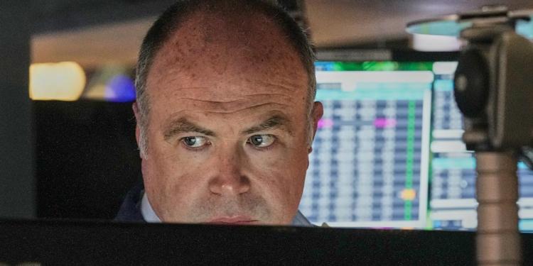 rewrite this title and make it good for SEOApple leads Wall Street to more records as oil prices pull back rewrite this title and make it good for SEOApple leads Wall Street to more records as oil prices pull back