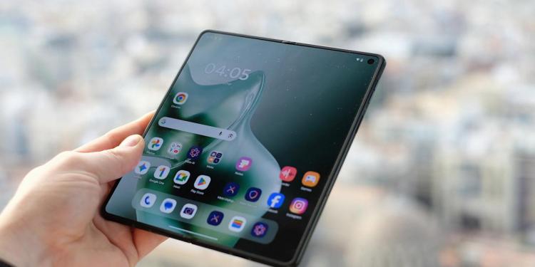 rewrite this title Motorola Razr Fold hands-on at MWC 2026: Bright screens, inside and out rewrite this title Motorola Razr Fold hands-on at MWC 2026: Bright screens, inside and out