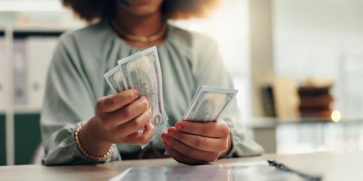 rewrite this title and make it good for SEOHow much interest will an HYSA earn by 2027? rewrite this title and make it good for SEOHow much interest will an HYSA earn by 2027?