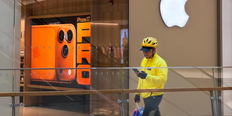 rewrite this title Report: Apple’s foldable iPhone may be delayed due to engineering snags rewrite this title Report: Apple’s foldable iPhone may be delayed due to engineering snags