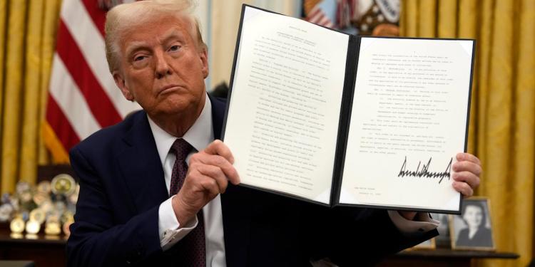 rewrite this title and make it good for SEOUS dollar retreats from 2-year high as Trump touts ‘tremendous’ tariff power, but holds off on swift action rewrite this title and make it good for SEOUS dollar retreats from 2-year high as Trump touts ‘tremendous’ tariff power, but holds off on swift action