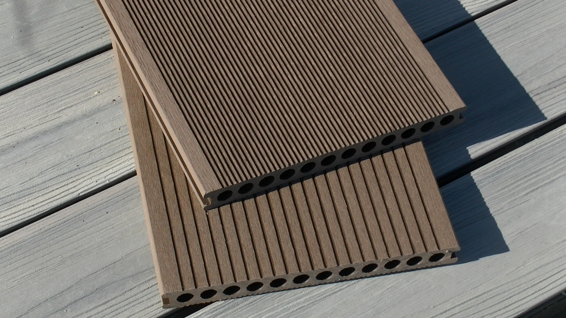 BPC Hohlkammerdiele WoodoMallorca, 25 x 250 mm, dunkelbraun, 4 m lang BPC Hohlkammerdiele WoodoMallorca, 25 x 250 mm, dunkelbraun, 4 m lang