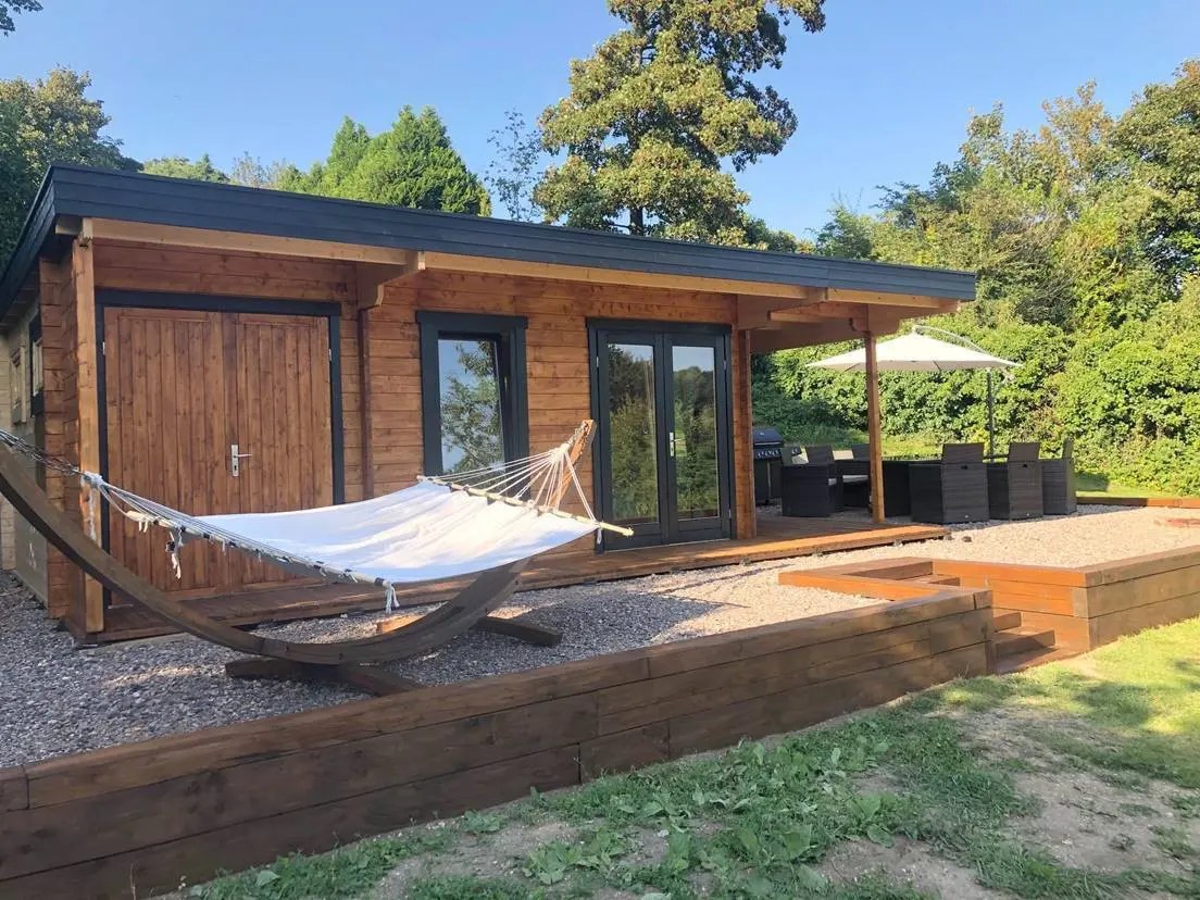 Großes Gartenhaus “Hansa Lounge XXL” 8x5m | Luxus-Gartenhaus mit Terrasse | Modernes Gartenhaus mit 5x8m Außenmaß und Anbau – Bild 2