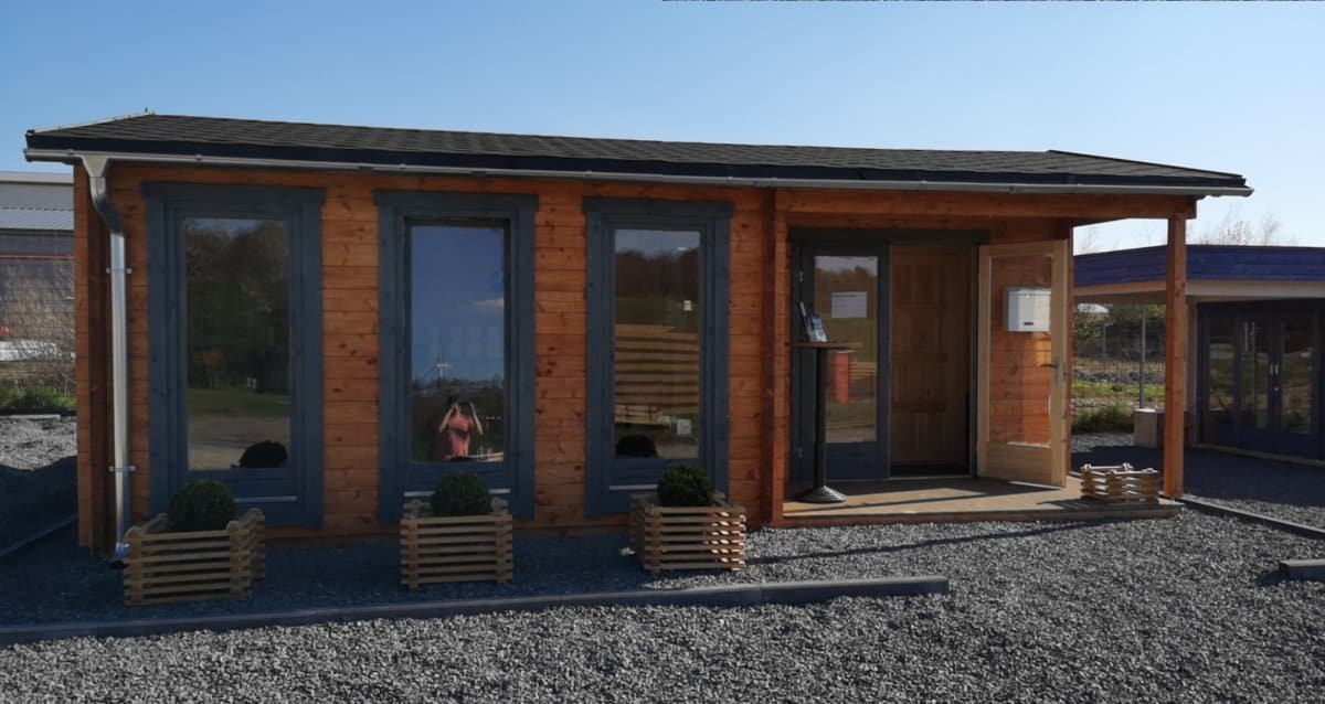 Gartenhaus „Malaga 1” 7x4m | Einzimmer-Gartenblockhaus mit Dusche und Toilette | Holzgartenhaus | Kleines Gartenblockhaus mit Terrasse – Bild 2