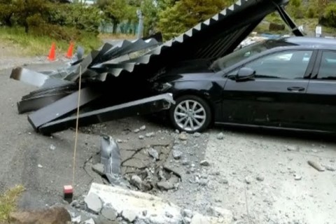 The One about Pine beetle infestation spreads, causing massive rocks to fall, destroying residential walls and garages in Matsumoto City, Nagano Prefecture. The One about Pine beetle infestation spreads, causing massive rocks to fall, destroying residential walls and garages in Matsumoto City, Nagano Prefecture.