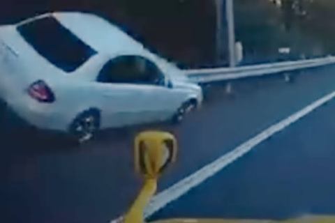 The One about a car dangerously “driving against the wall” on highway: “Potential for rollover accident” The One about a car dangerously “driving against the wall” on highway: “Potential for rollover accident”