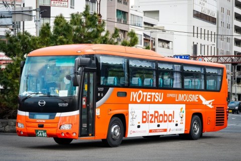 The One about Bus Drivers in Matsuyama City having to drive through narrow areas The One about Bus Drivers in Matsuyama City having to drive through narrow areas