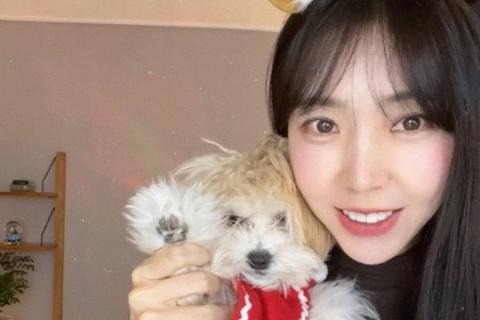 The One about Drawing YeonYoo and her dog in a cabin-like camper deep in the forest The One about Drawing YeonYoo and her dog in a cabin-like camper deep in the forest