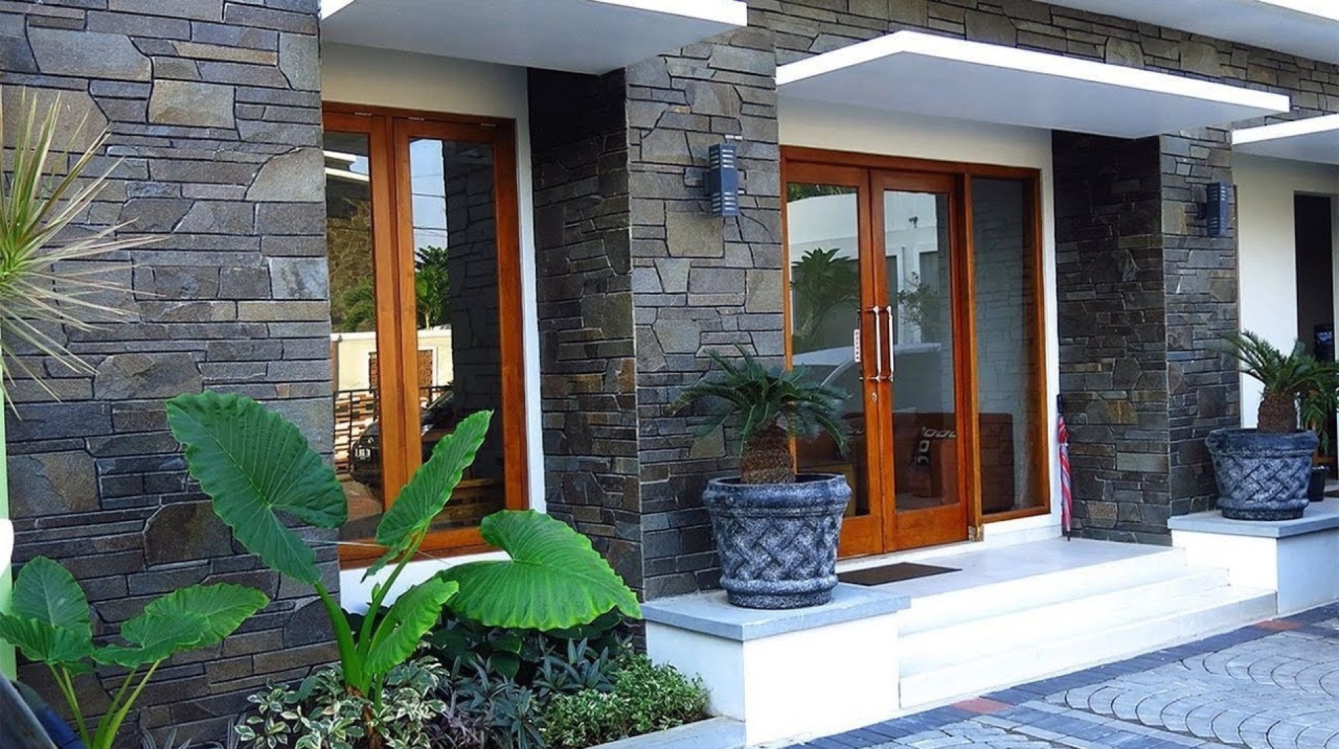 Contoh Teras Depan Rumah 15 Ide Sulap Teras Depan Rumah Jadi Ruang Tamu, Gampang Ditiru! Contoh Teras Depan Rumah 15 Ide Sulap Teras Depan Rumah Jadi Ruang Tamu, Gampang Ditiru!