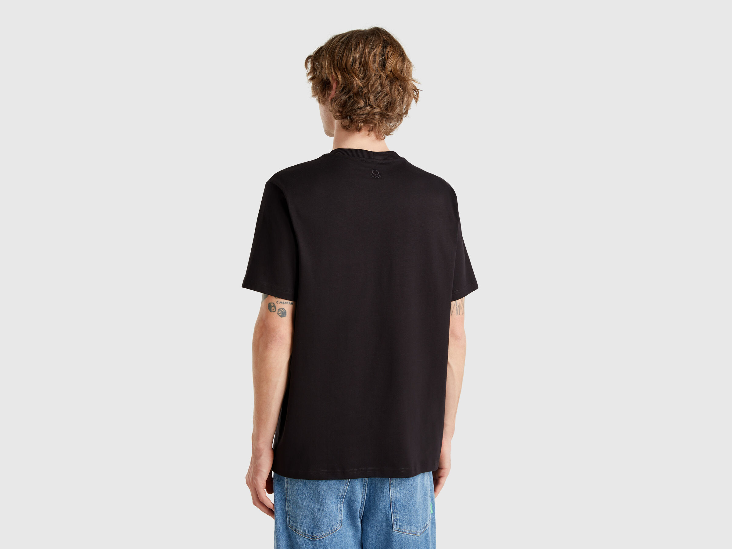 T-shirt noir en coton bio à petite poche – Image 2