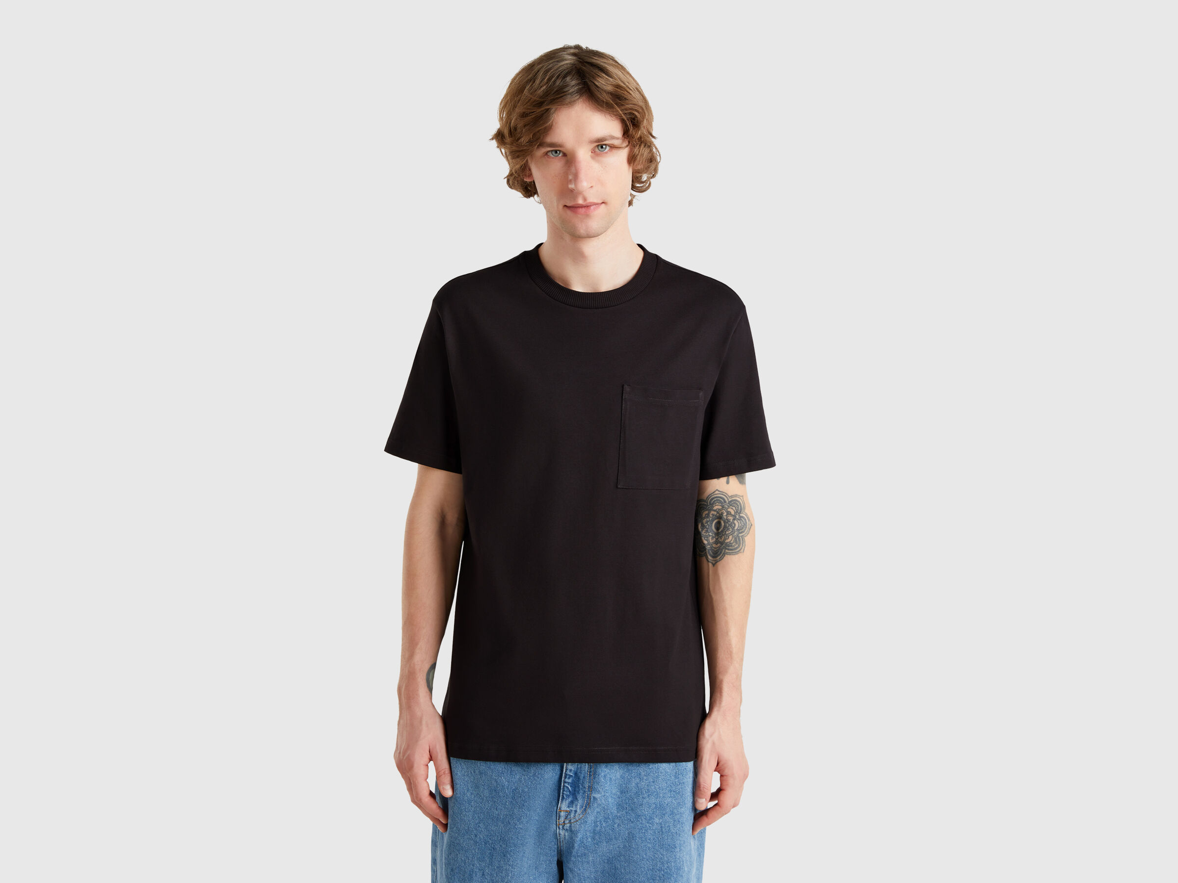 T-shirt noir en coton bio à petite poche T-shirt noir en coton bio à petite poche