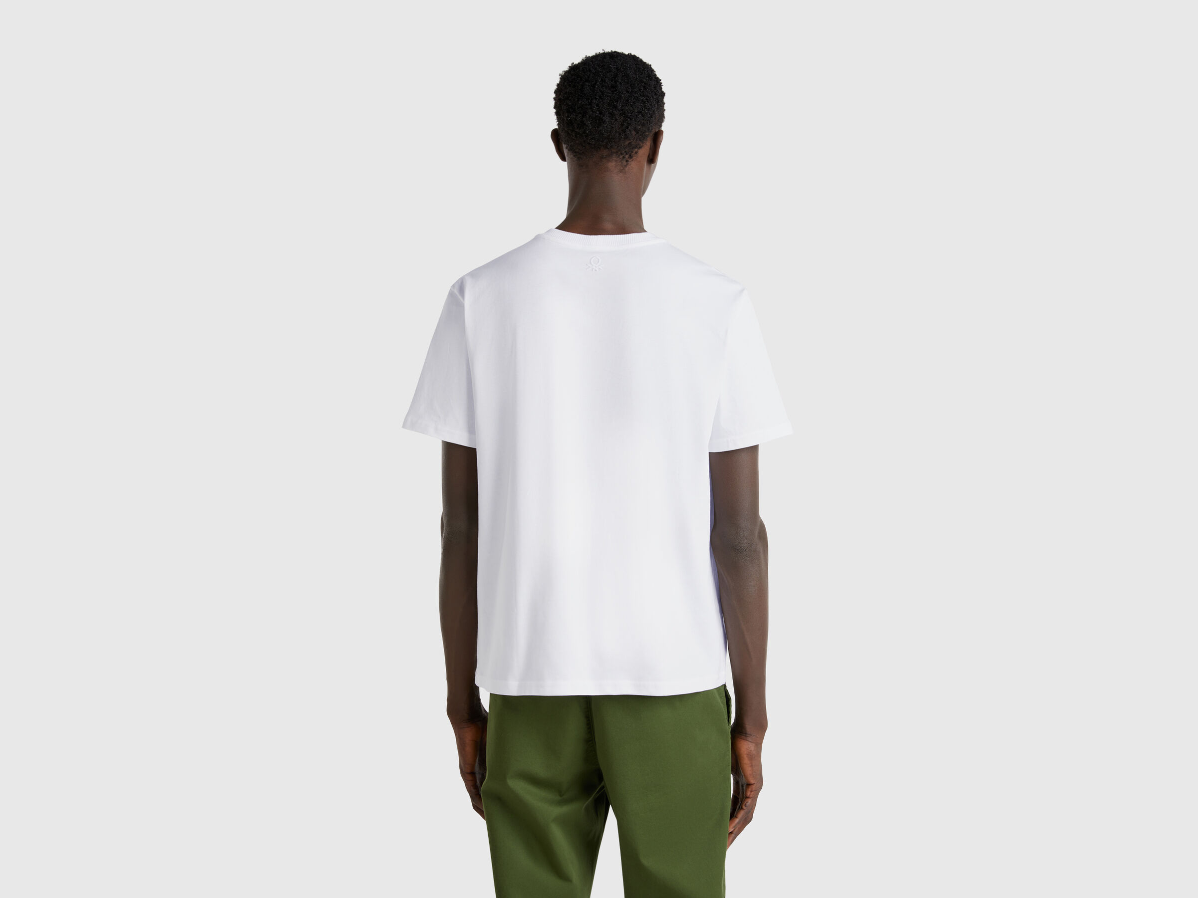 T-shirt blanc en coton bio à petite poche – Image 2