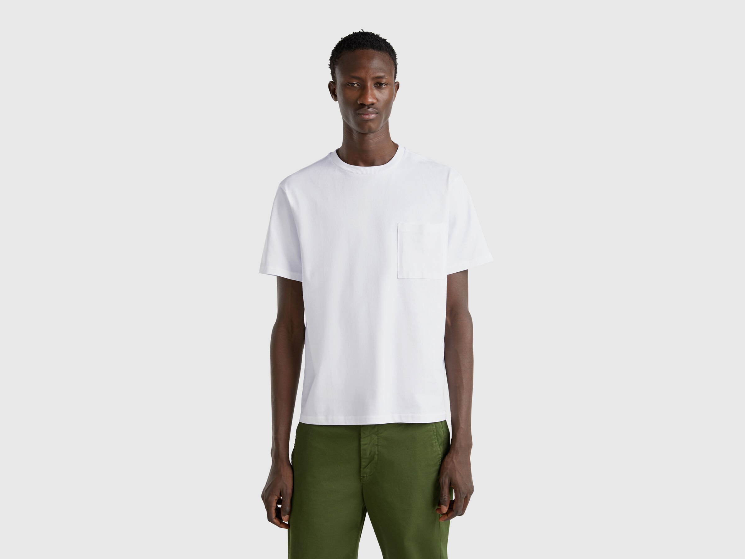 T-shirt blanc en coton bio à petite poche T-shirt blanc en coton bio à petite poche