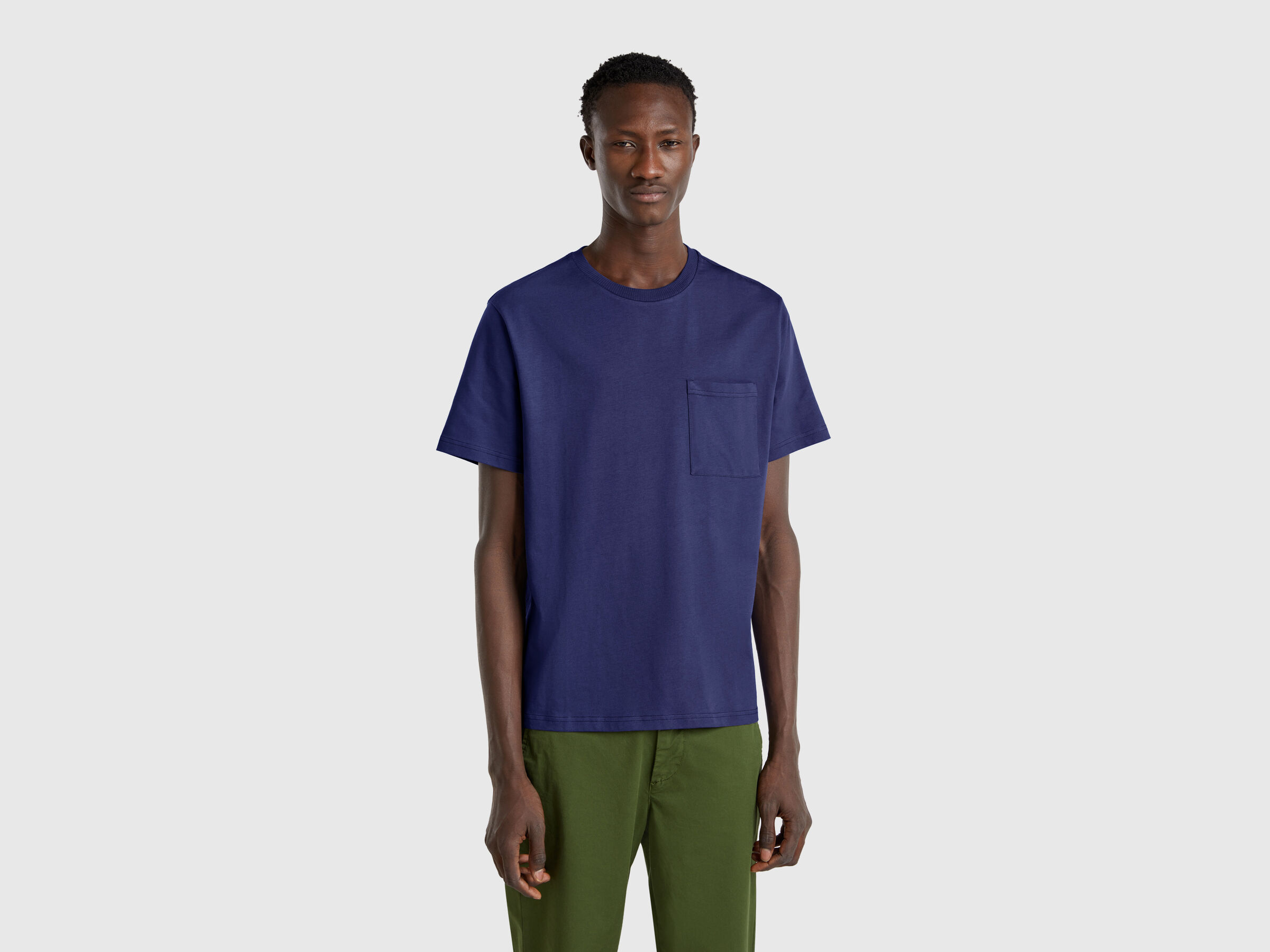 T-shirt bleu en coton bio à petite poche T-shirt bleu en coton bio à petite poche