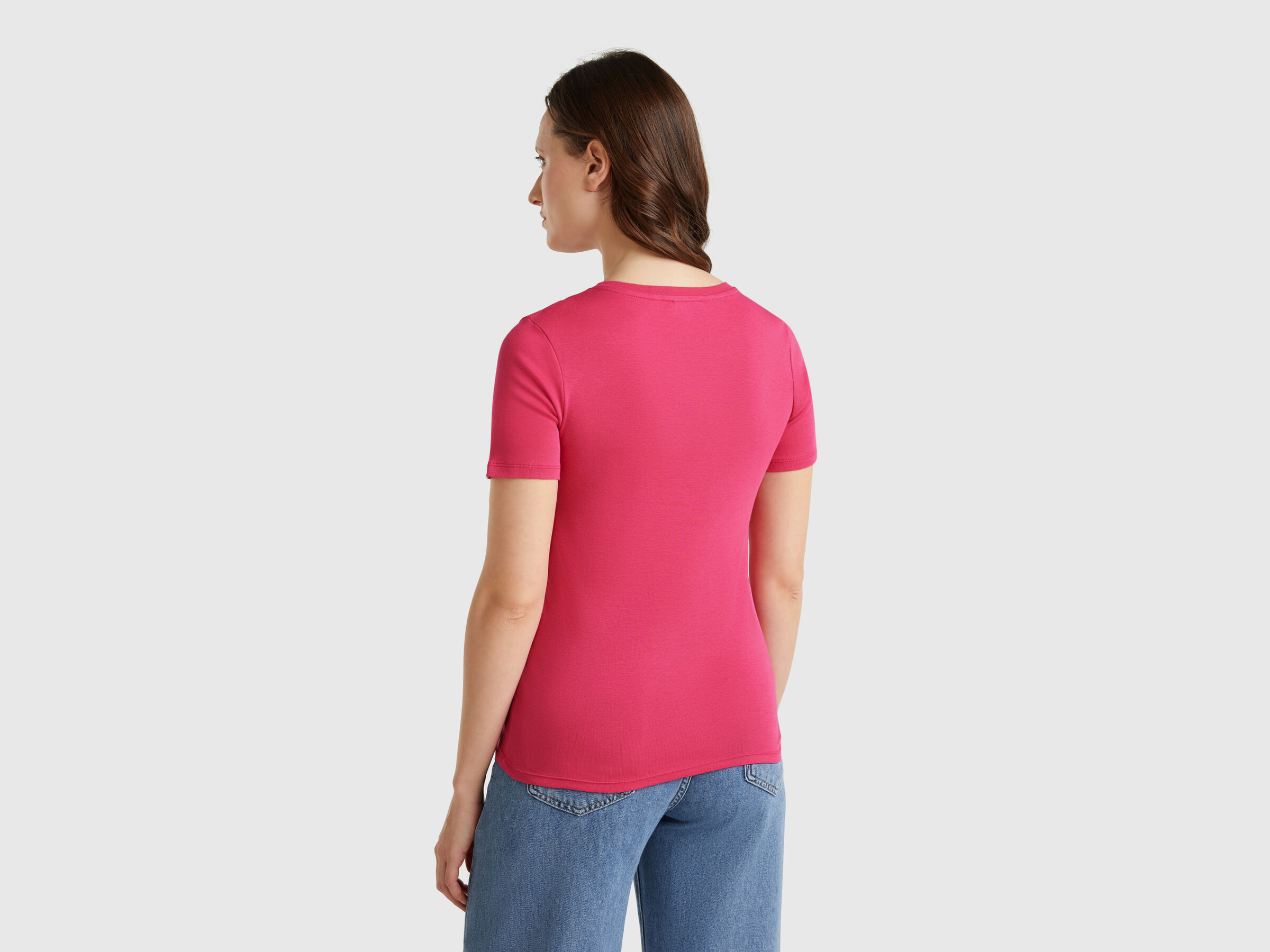 T-shirt magenta en pur coton à col en V – Image 2