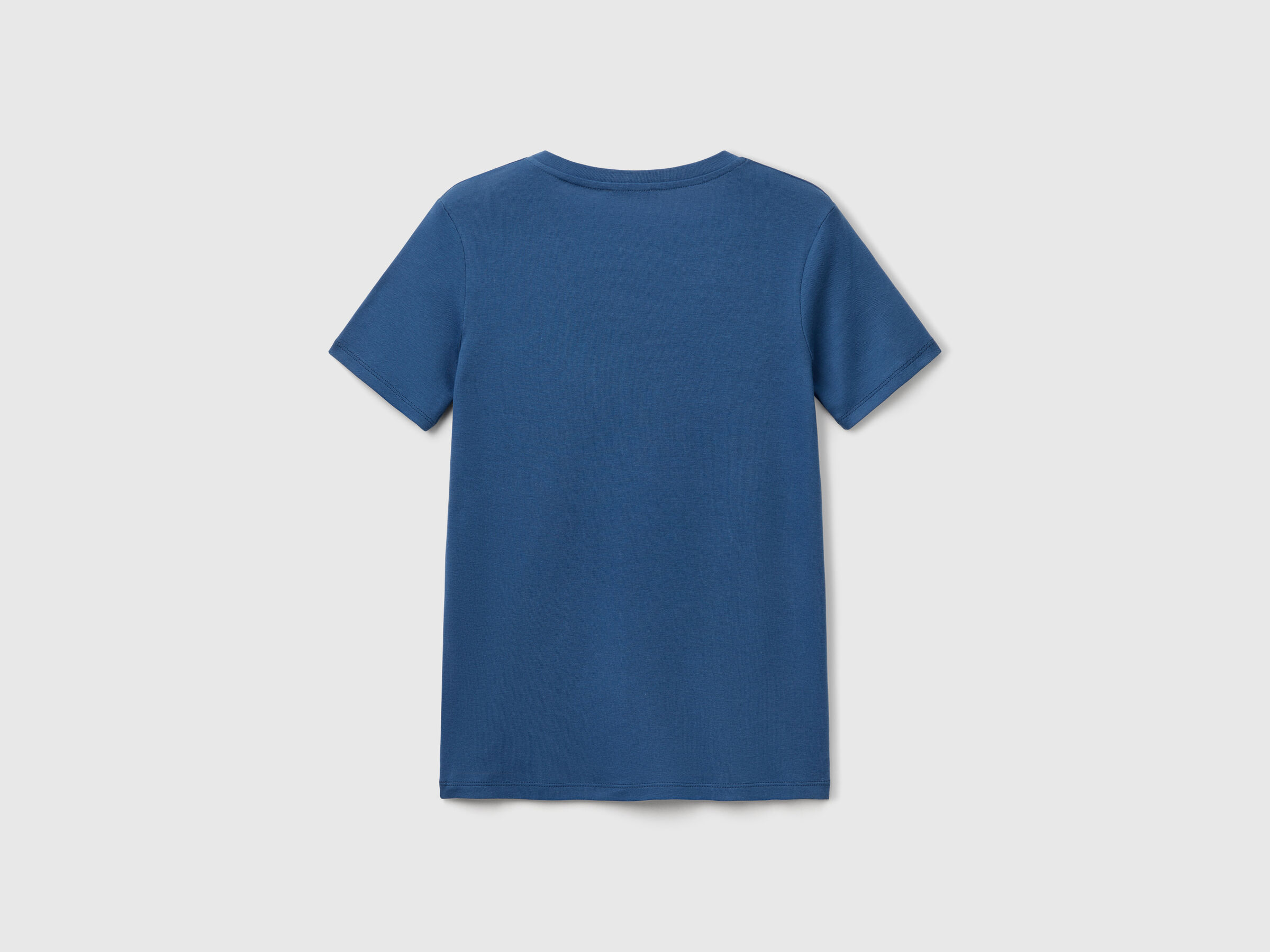 T-shirt bleu avio en pur coton à col en V – Image 2